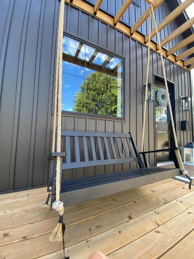 Stylish Downtown Kingsville Getaway With Putting Green, Firepit & Games Exterior photo