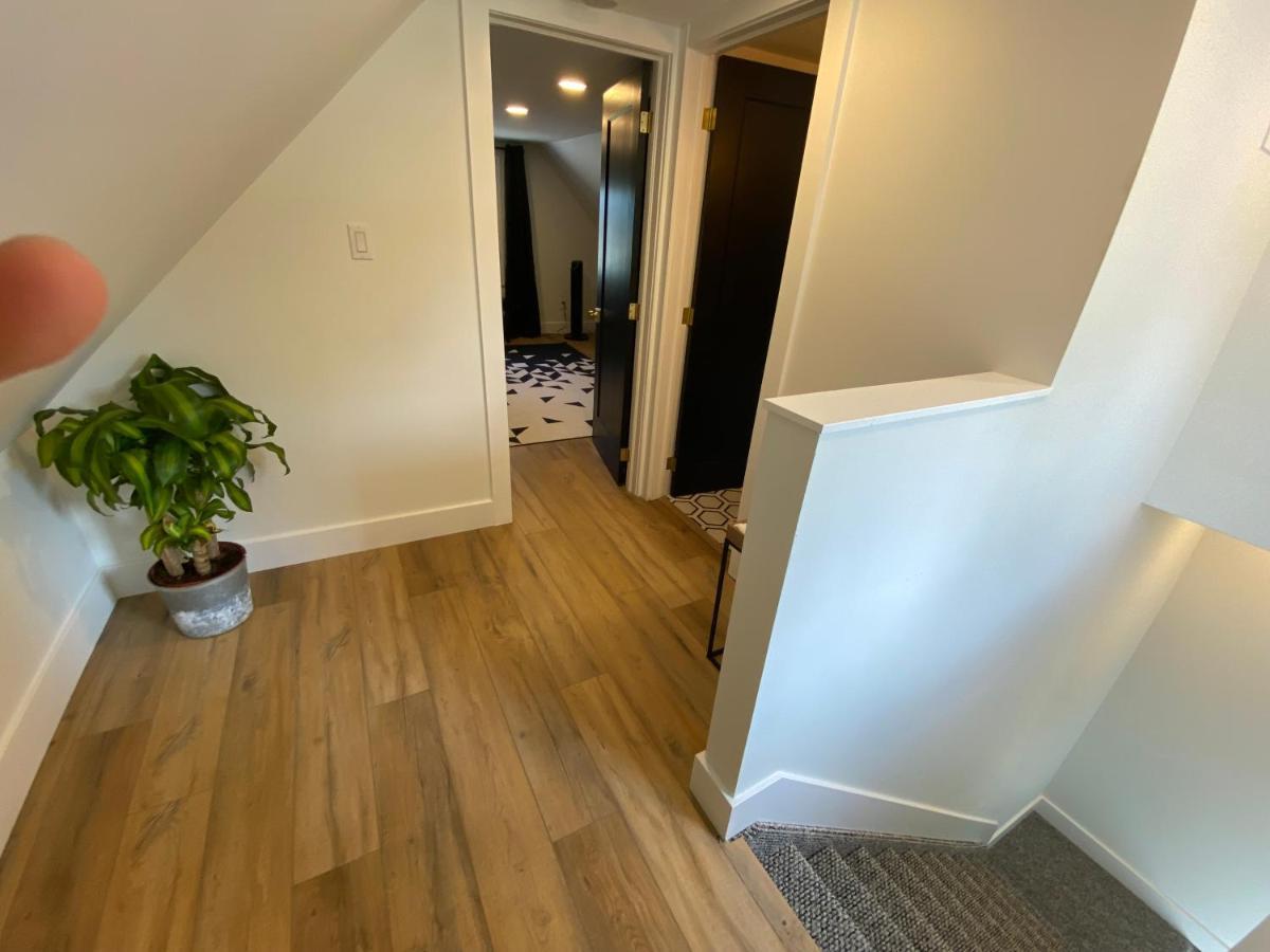 Stylish Downtown Kingsville Getaway With Putting Green, Firepit & Games Exterior photo