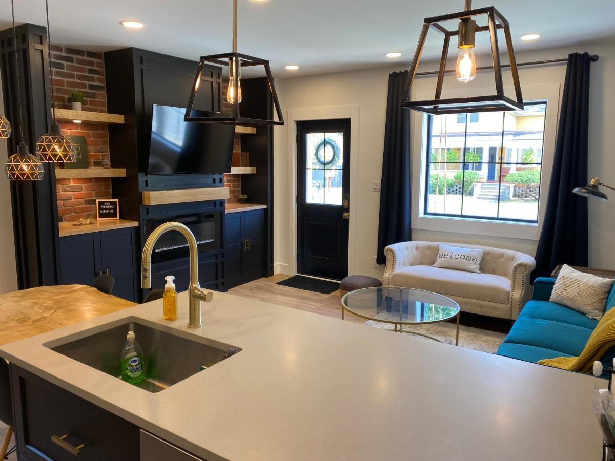 Stylish Downtown Kingsville Getaway With Putting Green, Firepit & Games Exterior photo